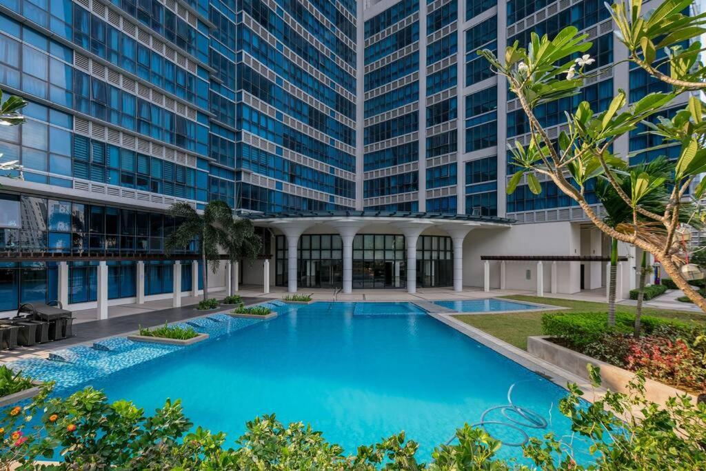 1 Bedroom With Balcony In Uptown Bgc Apartment