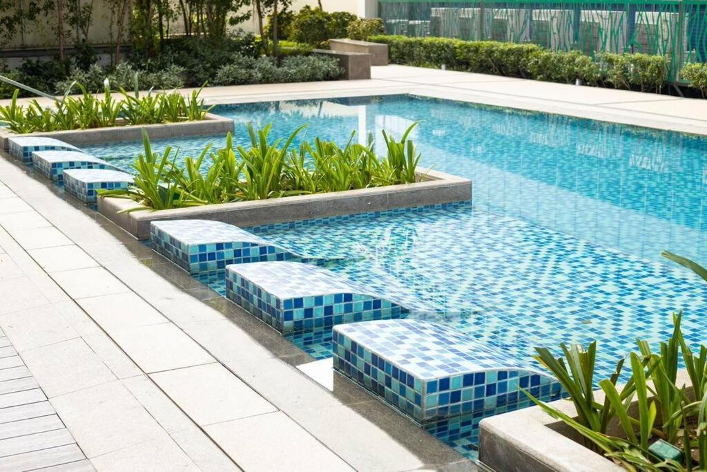Apartment 1 Bedroom With Balcony In Uptown Bgc *