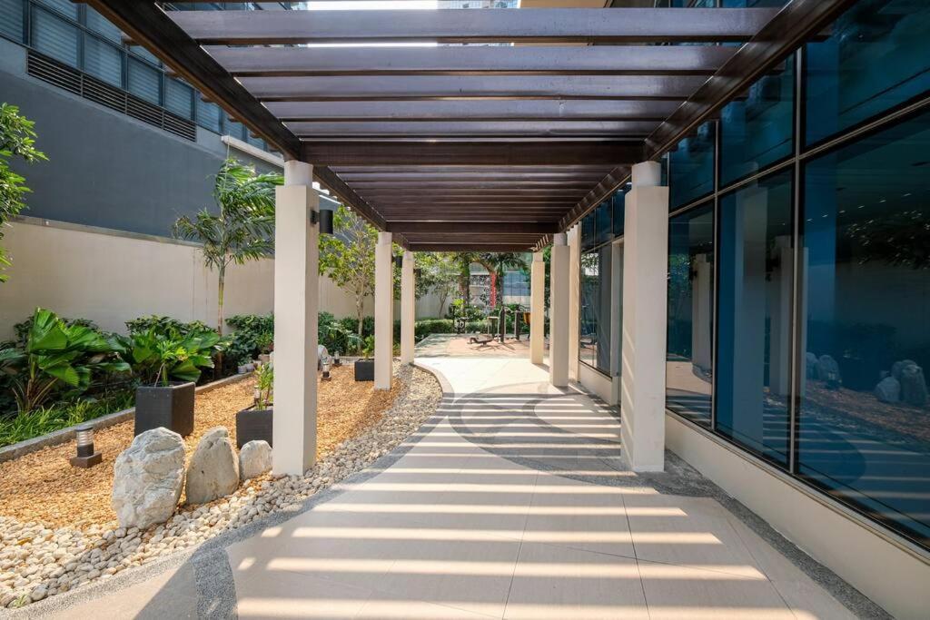 1 Bedroom With Balcony In Uptown Bgc Apartment